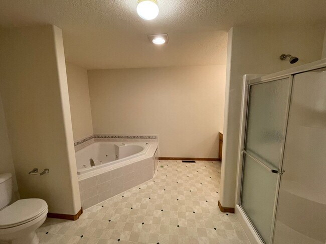 Building Photo - Spacious Duplex near Manhattan Country Club!