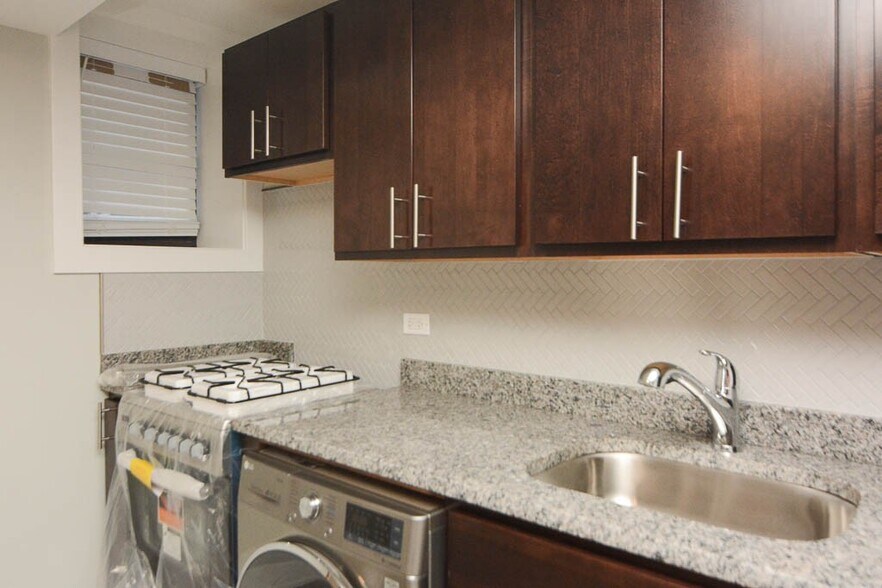 Building Photo - 438 W Belden Ave