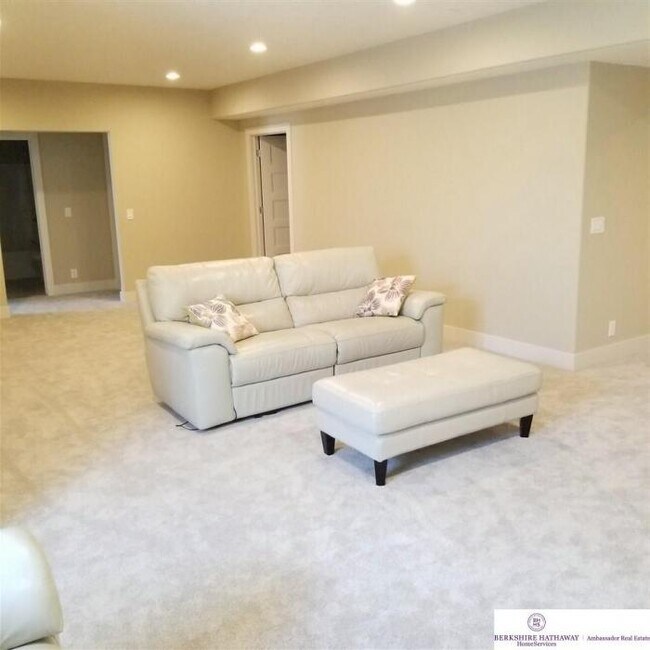Building Photo - 4 bedroom in Omaha NE 68022