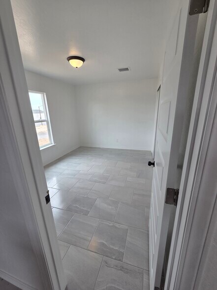 Room #1 - 13101 Lopez Rd