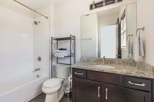 Building Photo - Spacious 3BR Condo in Nashville