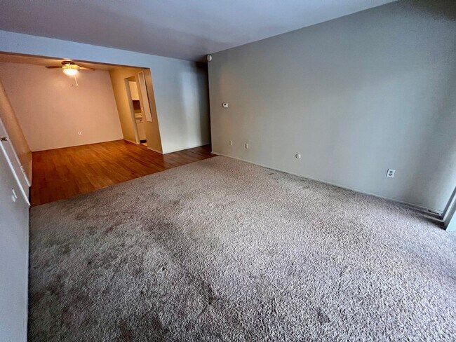 Building Photo - Twin Oaks - 1 Bed 1 Bath - Cozy Apartment
