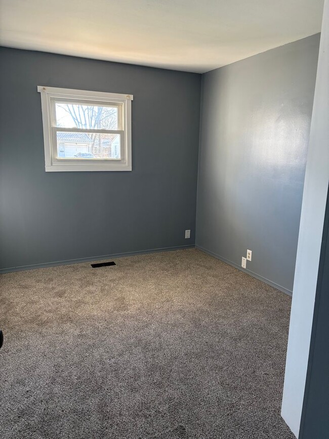 Building Photo - three bedroom one bath home with attached garage for rent