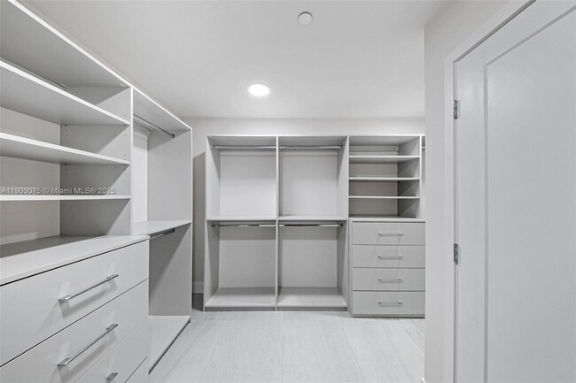 Building Photo - 555 NE 34th St