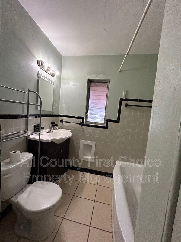 Building Photo - 938 11th St N