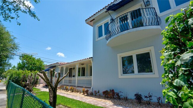 Building Photo - 500 SW 51st Ct