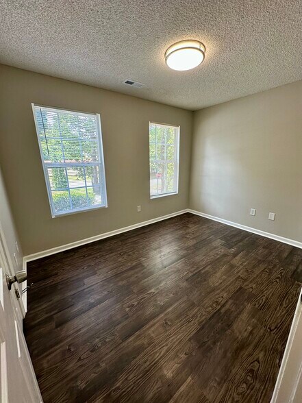 Building Photo - 208 Sunnyside Dr