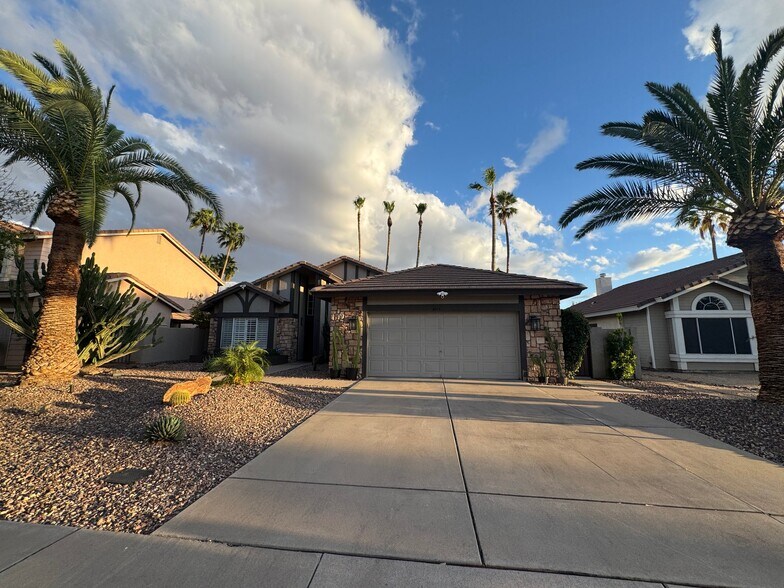 Building Photo - 9015 E Poinsettia Dr