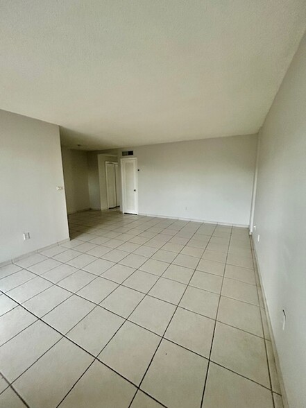 Large living room - 900 SW 84th Ave