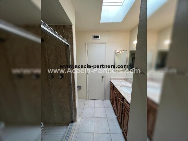 Building Photo - Eastside Townhome