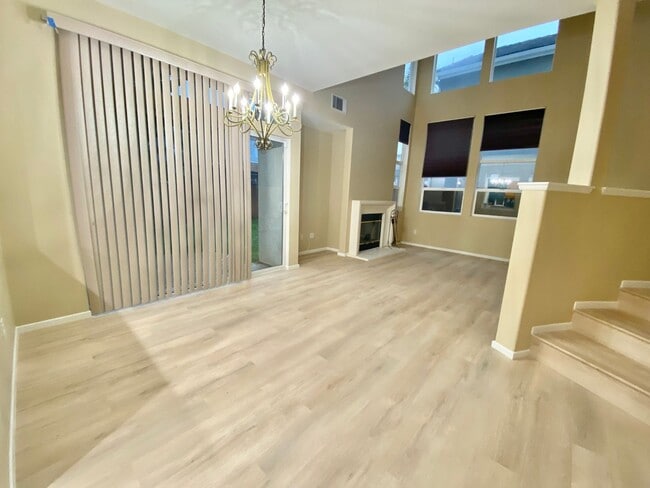 Building Photo - Spacious 3 Bed 2.5 Bath with a loft Ventura home