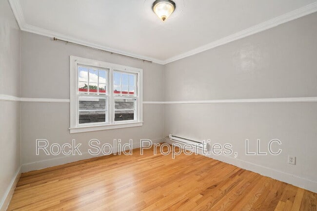 Building Photo - 316 E 20th St