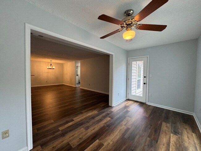 Building Photo - Sun-filled And Spacious 2 Bed 2 Bath Condo...