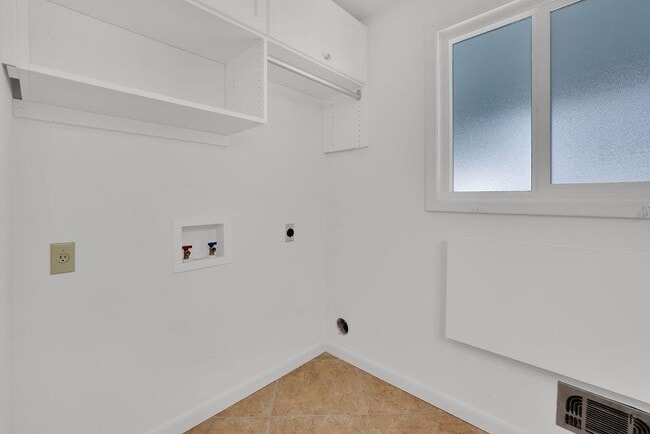 Building Photo - 505 River Valley Rd NW