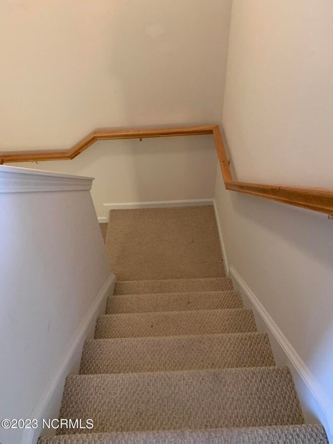 Building Photo - 3 Bed 3.5 Bath Townehome