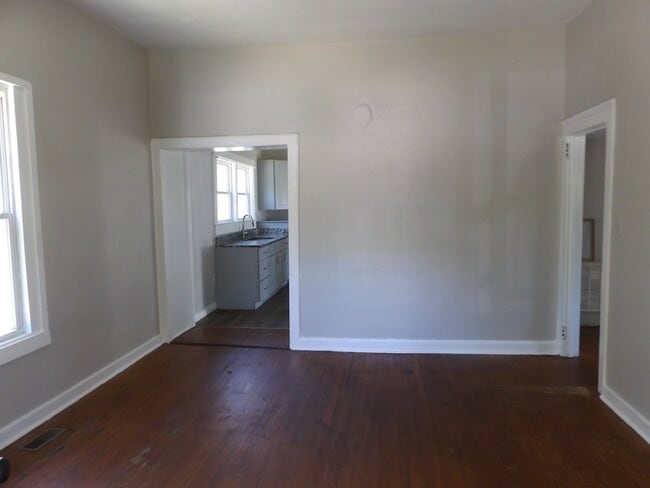 Building Photo - 116 Aikman Ave
