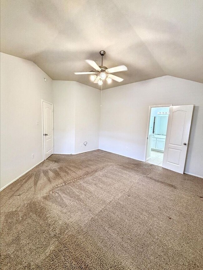 Building Photo - Spacious 3-Bedroom, 2-Bath Home with Conve...