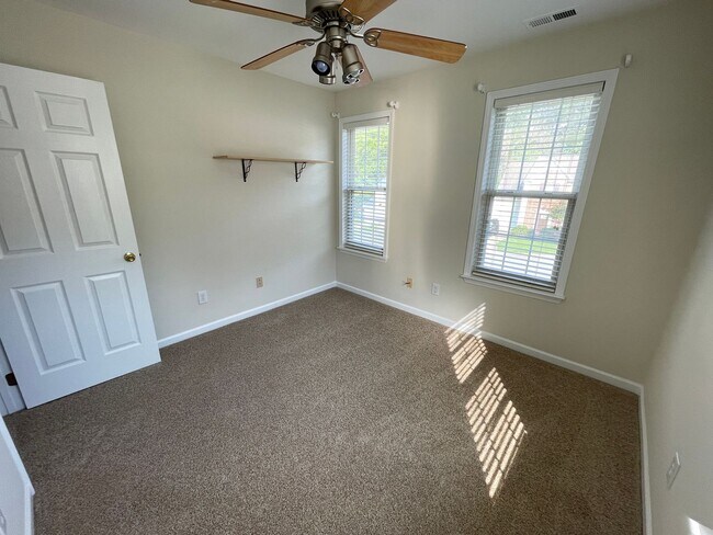 Building Photo - Beautiful, updated 3br 2.5 ba home with garage, fenced-yard in Home Valley Farms Now Available!