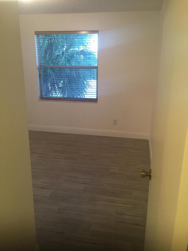 Building Photo - 401 SW 120th Ave