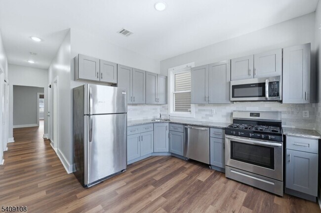 Building Photo - 913 S 18th St