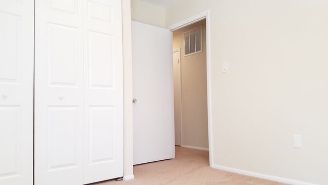 Building Photo - Renovated townhouse in established Frederi...