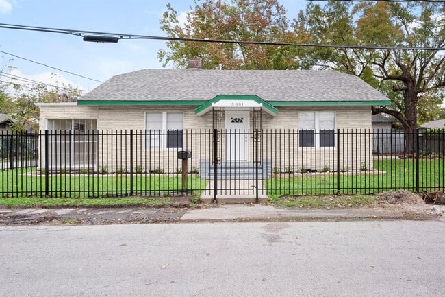 Building Photo - 5001 McKinney St