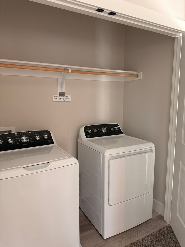 Building Photo - New Townhouse in Post Falls!