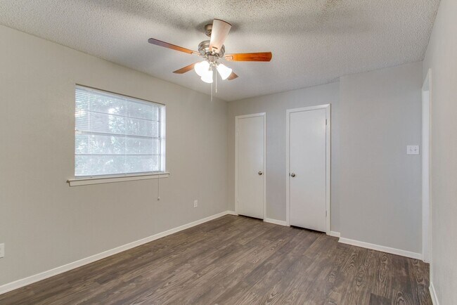 Building Photo - No Carpet! Great tree shaded yard!