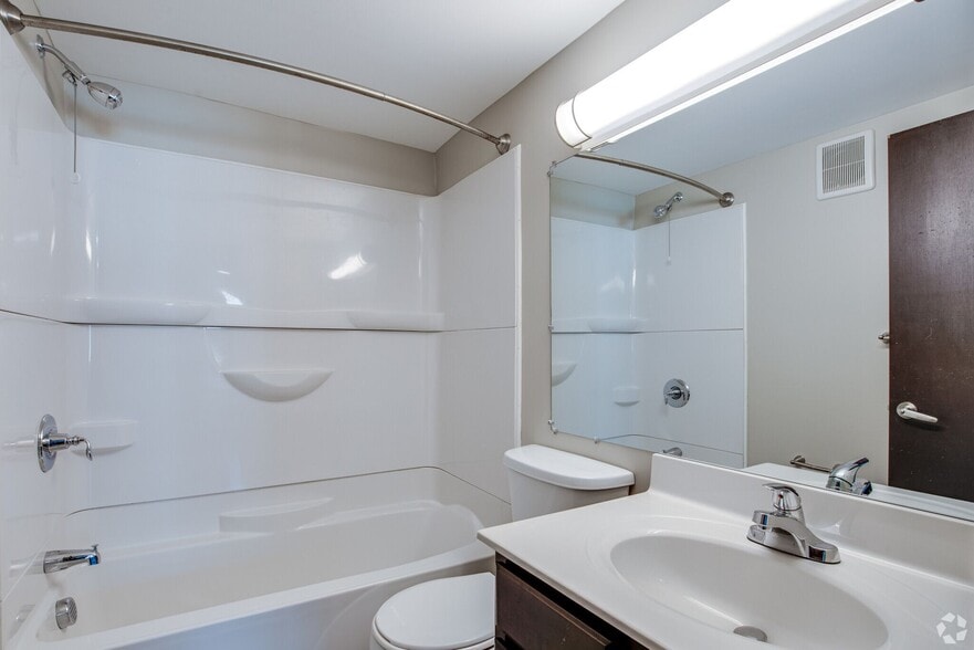 Building Photo - Live at The Oaks of West Saint Paul | Spac...