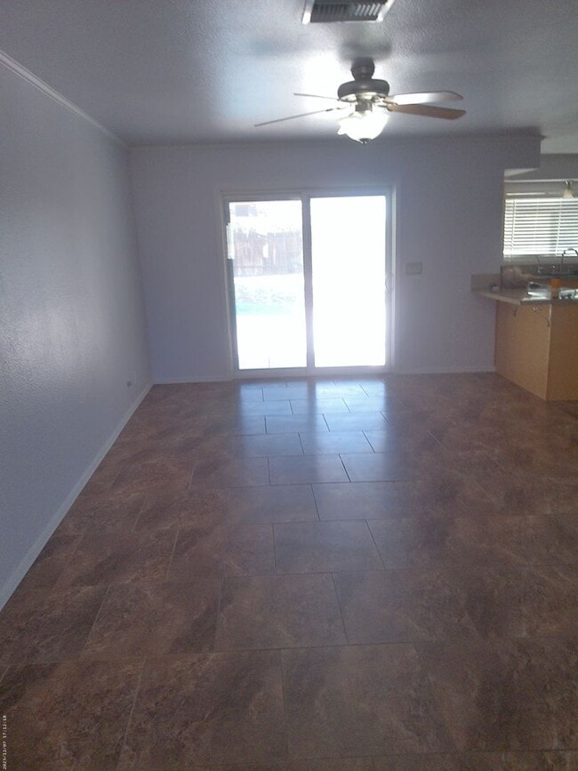 Building Photo - Pool Home 3 bedroom 2 bathroom Long term