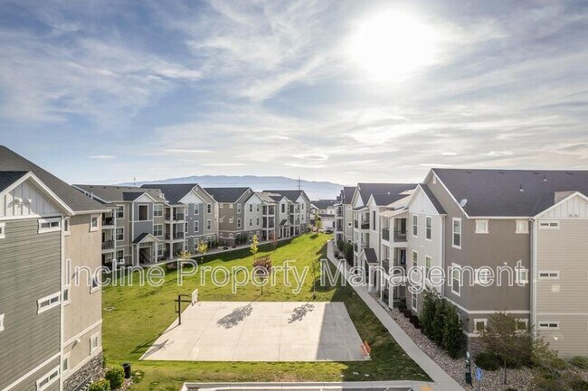 Building Photo - 654 N Emery Dr