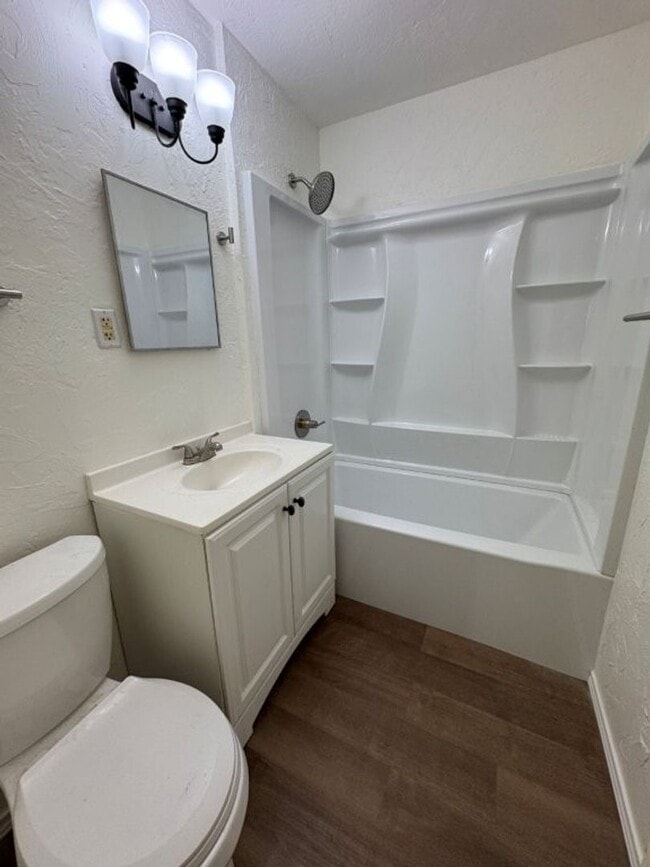 Building Photo - Ask about our MOVE IN SPECIAL, Military Discounts available! Two bed, One bath home in Midwest City!