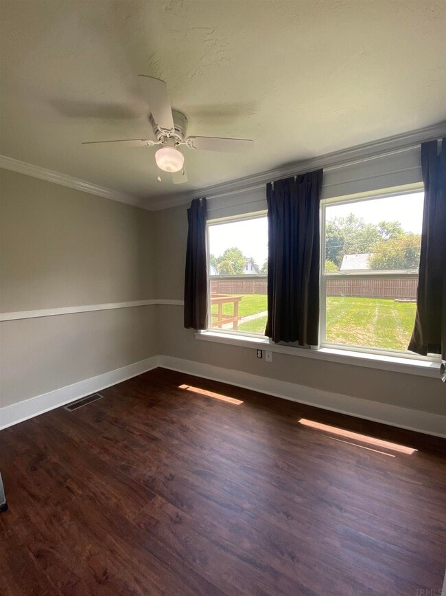 Building Photo - 10336 Walnut St