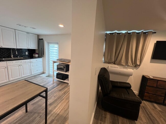 Building Photo - 1430 NE 149th St