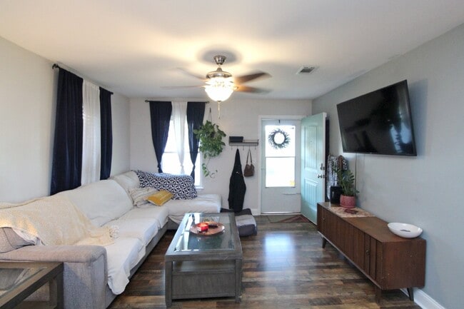 Building Photo - Updated 2BR Home Near Downtown Pensacola –...