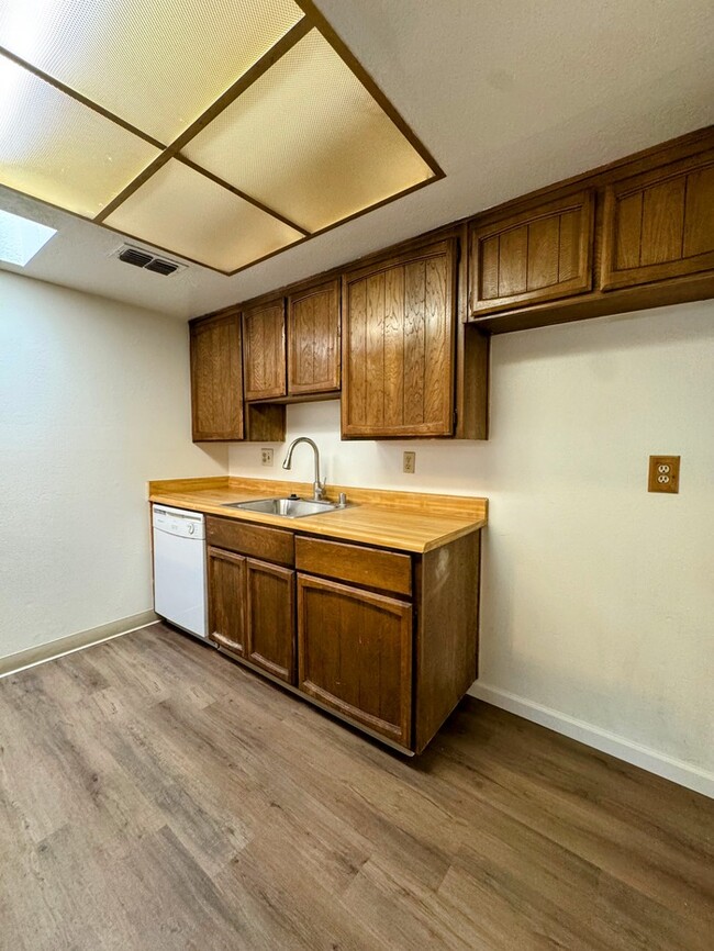 Building Photo - Spacious 2 Bedroom Duplex in Sacramento