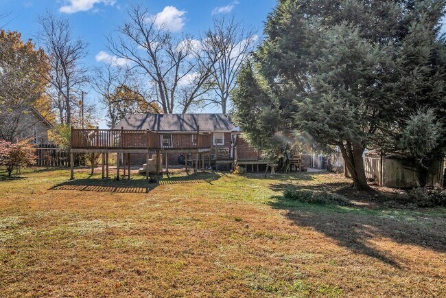 Building Photo - 1065 Lakeland Dr