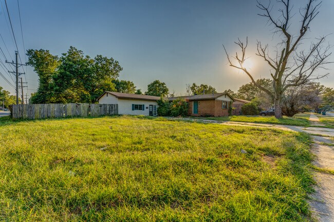 Building Photo - 121 W Pecan St