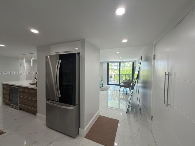 Building Photo - 1800 Collins Ave