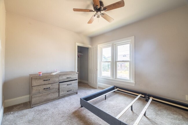 Building Photo - For Rent: 5 bed / 2 bath home in Oshkosh
