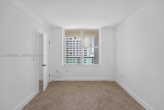 Building Photo - 5001 Collins Ave