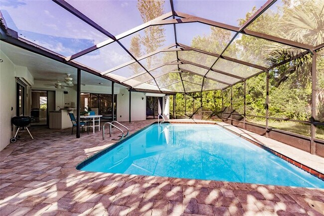 Building Photo - 904 S Doral Ln