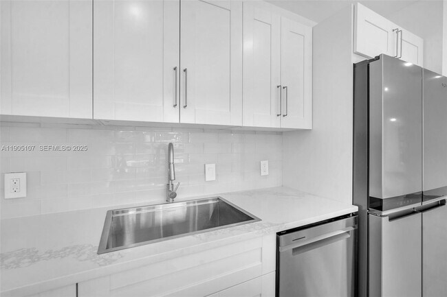 Building Photo - 2702 Scott St