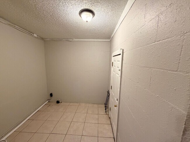 Building Photo - Spacious, updated 3/1 with bonus room and large utility room