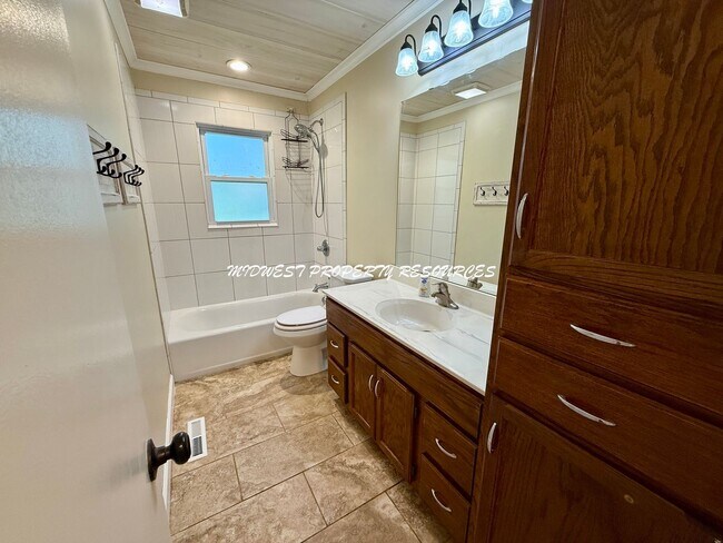 Building Photo - Spacious Home 3 Bedroom w/Fin basement for...