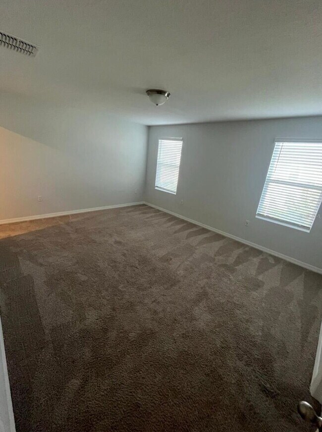 Building Photo - "Charming 3-Bed Townhouse with 2.5 Baths in St. Cloud's Serene Burrowing Owl Loop!"