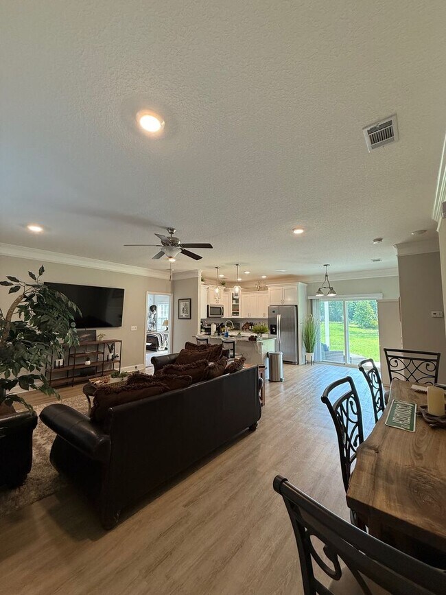 Building Photo - MOVE IN SPECIAL $400.00 OFF FIRST MONTH RE...