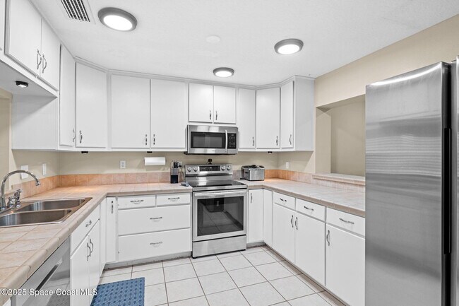 Building Photo - 999 Emerald Rd SE