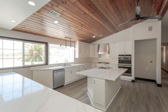 Building Photo - RANCH STYLE POOL HOME ON 2+ ACRES IN THE H...