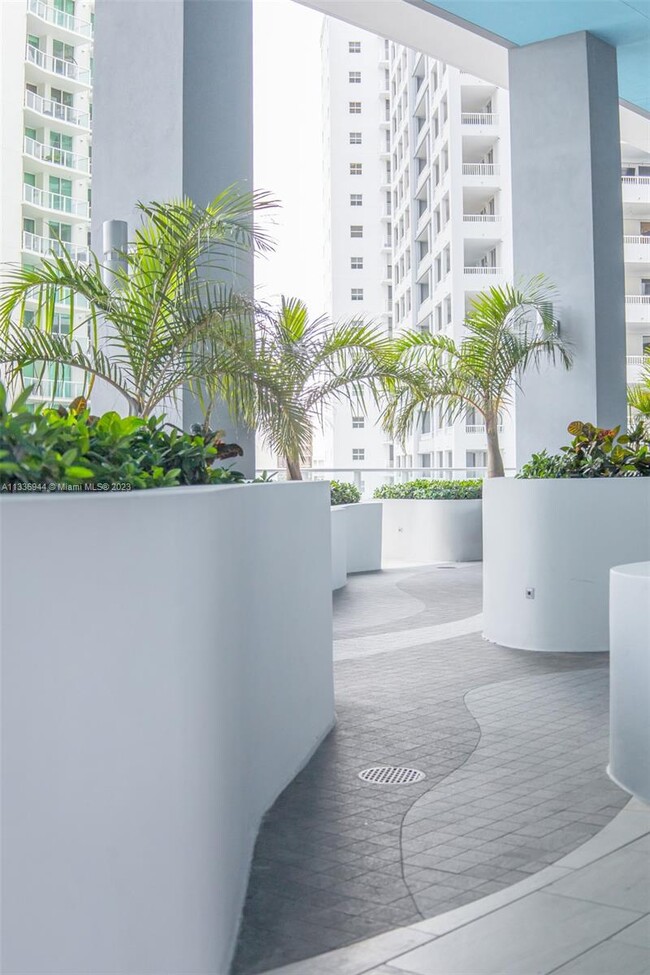 Building Photo - 1300 Brickell Bay Dr